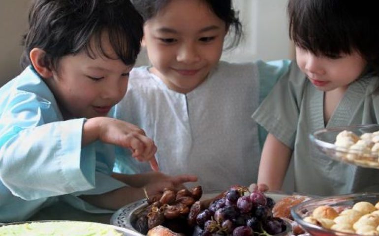 Lakukan 7 Hal Ini untuk Mengajarkan Puasa pada Anak