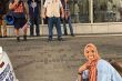 Viral, Foto Gadis Berhijab di Depan Pendemo Anti Islam. Ini Alasannya