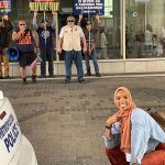 Viral, Foto Gadis Berhijab di Depan Pendemo Anti Islam. Ini Alasannya