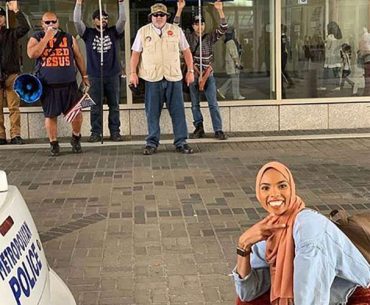 Viral, Foto Gadis Berhijab di Depan Pendemo Anti Islam. Ini Alasannya. Viral, Foto Gadis Berhijab di Depan Pendemo Anti Islam. Ini Alasannya