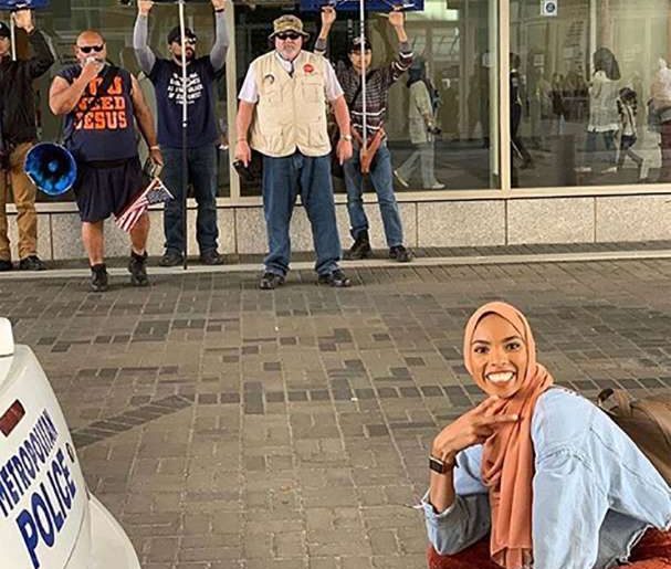 Viral, Foto Gadis Berhijab di Depan Pendemo Anti Islam. Ini Alasannya