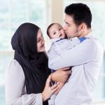 Berpengaruh Besar Bagi Pertumbuhan Anak, Ini 3 Manfaat Pelukan