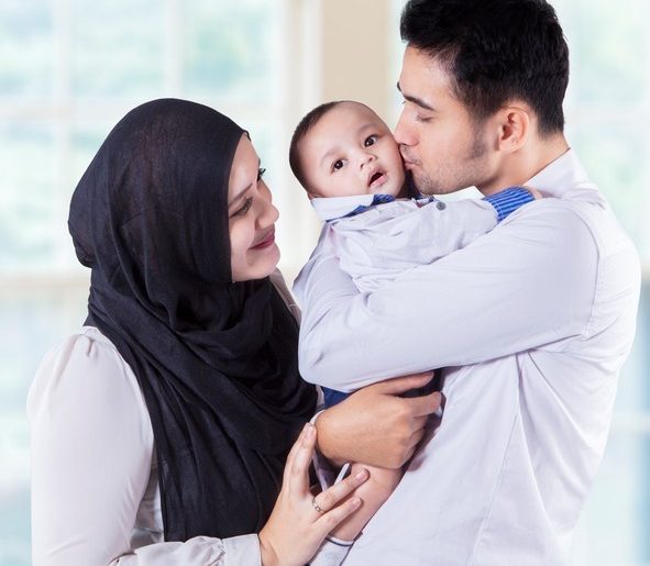 Berpengaruh Besar Bagi Pertumbuhan Anak, Ini 3 Manfaat Pelukan