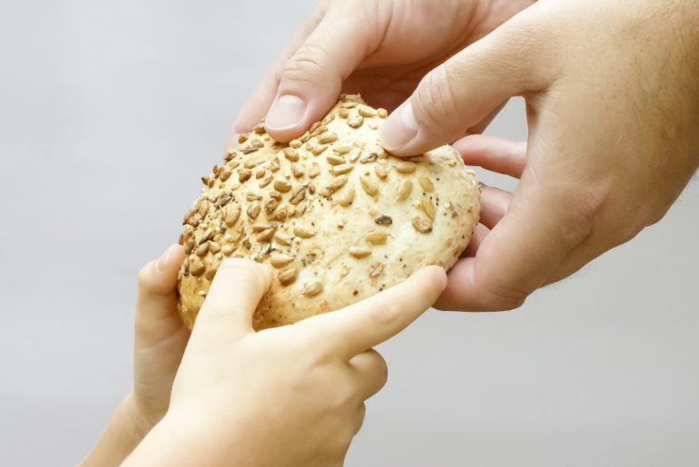 Ini 4 Alasan Mengapa Kita Dianjurkan Memperbanyak Sedekah di Bulan Ramadhan