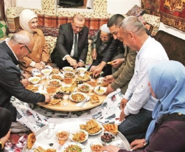 Diundang Berbuka Puasa ke Rumah Orang Turki, Perhatikan 8 Hal Ini Diundang Berbuka Puasa ke Rumah Orang Turki, Perhatikan 8 Hal Ini