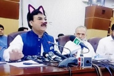 Filter Kucing Membuat Wajah Anggota Dewan Ini Tampak Lucu