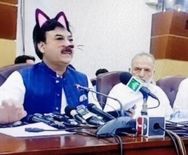 Filter Kucing Membuat Wajah Anggota Dewan Ini Tampak Lucu Filter Kucing Membuat Wajah Anggota Dewan Ini Tampak Lucu