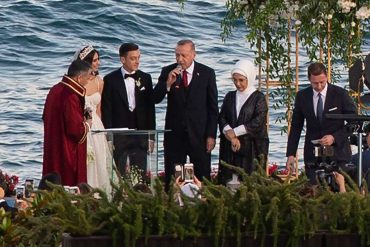 Menikah, Mesut Özil Mengajak Fans untuk Berdonasi