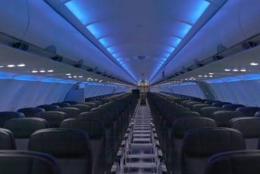 Ketiduran, Wanita Ini Tertinggal Sendirian di Pesawat