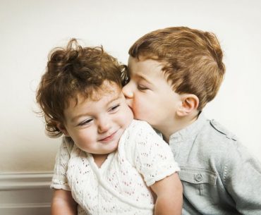 Lakukan Ini Agar Kakak-Adik Selalu Rukun