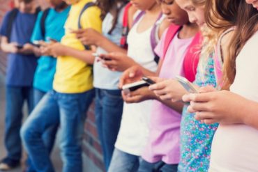 Lakukan Ini Jika Anak Mulai Bermain Media Sosial