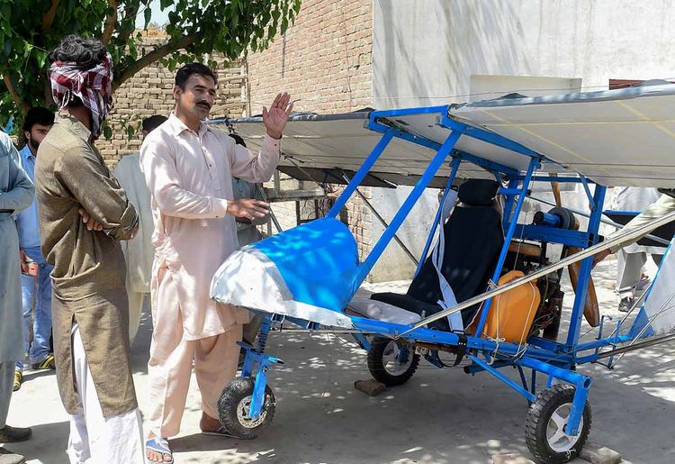 Pria Pakistan Ini Berhasil Membuat Pesawat, Namun Ditangkap Polisi