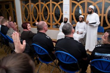 Masjid di London ini Membuat Para Petugas Pelayan Publik Terharu