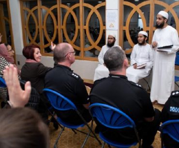 Masjid di London ini Membuat Para Petugas Pelayan Publik Terharu Masjid di London ini Membuat Para Petugas Pelayan Publik Terharu