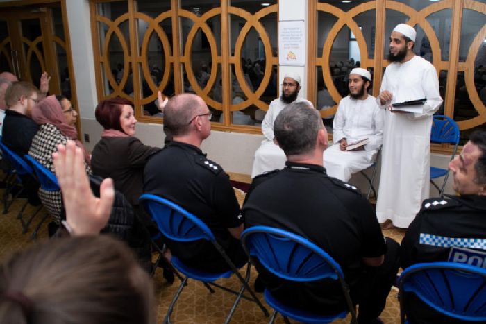 Masjid di London ini Membuat Para Petugas Pelayan Publik Terharu