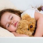 Lakukan Hal Ini untuk Melatih Anak Tidur Sendiri