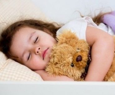 Lakukan Hal Ini untuk Melatih Anak Tidur Sendiri