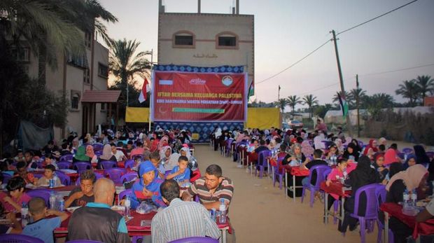 Kegembiraan Warga Palestina di Acara Buka Puasa Bersama