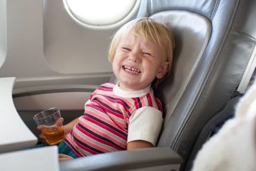 Mengajak Si Kecil Naik Pesawat, Ini Triknya