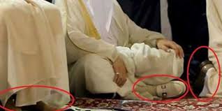 Melakukan Sholat Sambil Mengenakan Sepatu: Diizinkan? Melakukan Sholat Sambil Mengenakan Sepatu: Diizinkan?