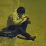 Bocah Yang Terlihat Belajar Di Bawah Lampu Jalan