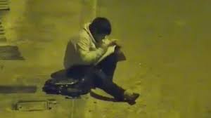 Bocah Yang Terlihat Belajar Di Bawah Lampu Jalan Bocah Yang Terlihat Belajar Di Bawah Lampu Jalan