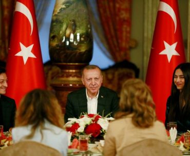 Mesut Özil Merayakan Pernikahan dengan Mendanai Operasi untuk 1000 Anak Mesut Özil Merayakan Pernikahan dengan Mendanai Operasi untuk 1000 Anak