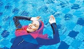 Wanita Muslim Menentang Larangan Burkini di French Pool Wanita Muslim Menentang Larangan Burkini di French Pool