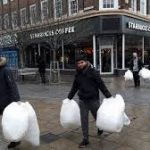 Umat Muslim Dipuji karena Membersihkan Jalan di Newcastle