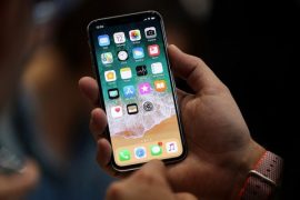 Sinar Biru Gadget Membuat Kita Tampak Semakin Tua? Sinar Biru Gadget Membuat Kita Tampak Semakin Tua?