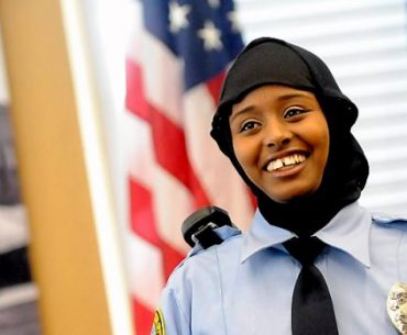 Kadra Mohamed, Polisi Wanita Pertama yang Mengenakan Jilbab Kadra Mohamed, Polisi Wanita Pertama yang Mengenakan Jilbab