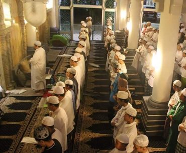 Ini Sebab Kita Diperintah Memperhatikan Shaf saat Shalat