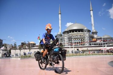 Bersepeda London-Istanbul, Pria 56 Tahun Ini Membawa Misi Khusus