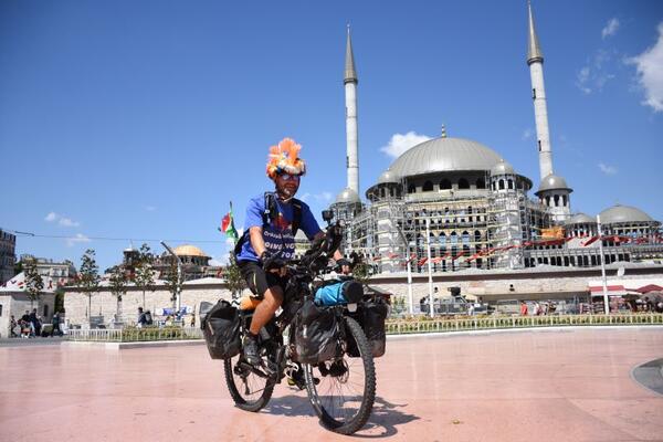 Bersepeda London-Istanbul, Pria 56 Tahun Ini Membawa Misi Khusus
