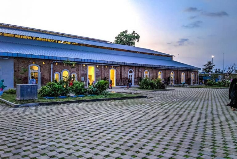 Dibangun dengan Bata Merah Tanpa Semen, Intip Uniknya Masjid Rest Area Ini