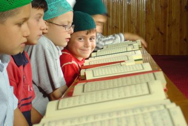 Lakukan Ini Agar Anak Dekat dengan Al Quran Lakukan Ini Agar Anak Dekat dengan Al Quran