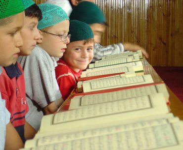 Lakukan Ini Agar Anak Dekat dengan Al Quran