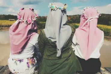 Mengapa Kita Harus Berkawan dengan Orang Sholeh?