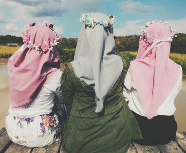 Mengapa Kita Harus Berkawan dengan Orang Sholeh?