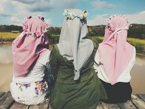 Mengapa Kita Harus Berkawan dengan Orang Sholeh?