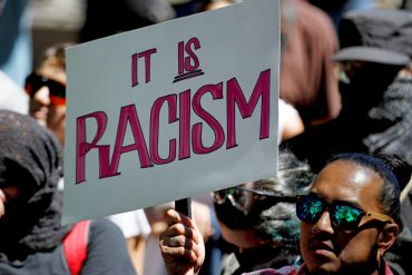 Jangan Rasis di Pesawat, Atau Akan Mendapat Perlakuan Seperti Dua Wanita Ini