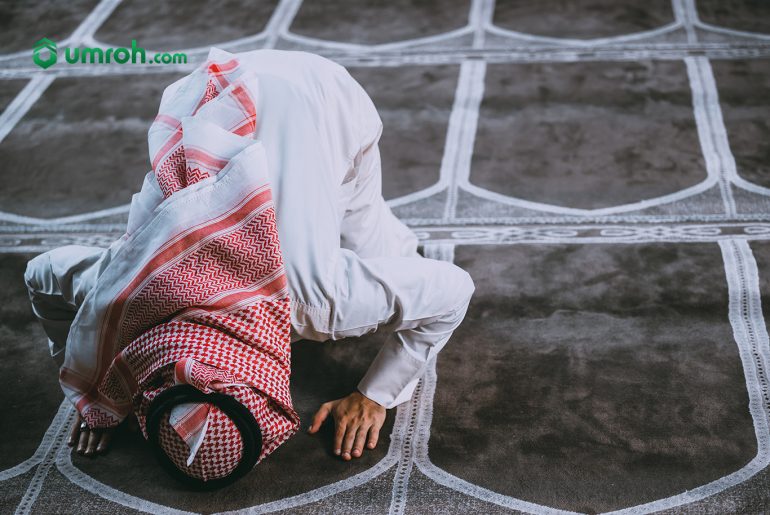 Penting, Ini Jumlah Rakaat Sholat Tahajud yang Benar - Umroh.com