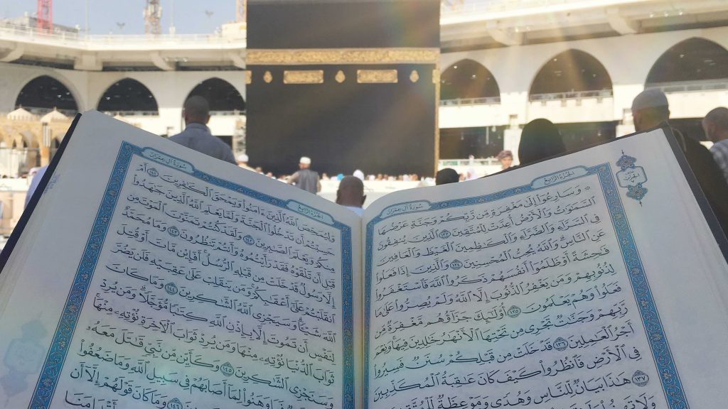 Menakjubkan, Inilah Manfaat Luar Biasa Membaca Al Quran - Umroh.com