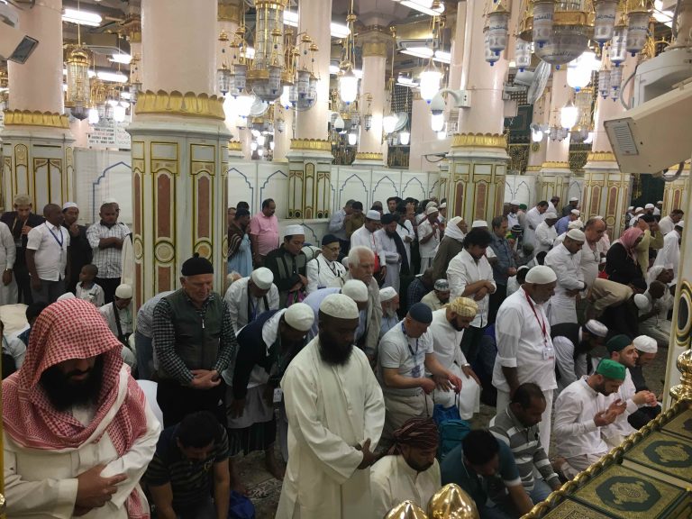 Waktu yang Dianjurkan untuk Mengerjakan Sholat Tahajud - Umroh.com