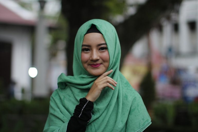 Bikin Nyaman! Ini Tips Memilih Jilbab yang Benar Tips Memilih Jilbab yang Benar
