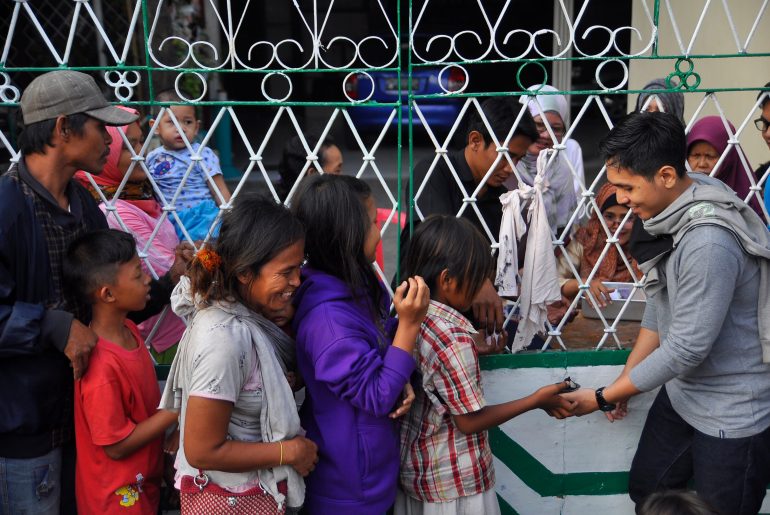 8 Orang yang Wajib Menerima Zakat, Siapa Saja? 8 Orang yang Wajib Menerima Zakat