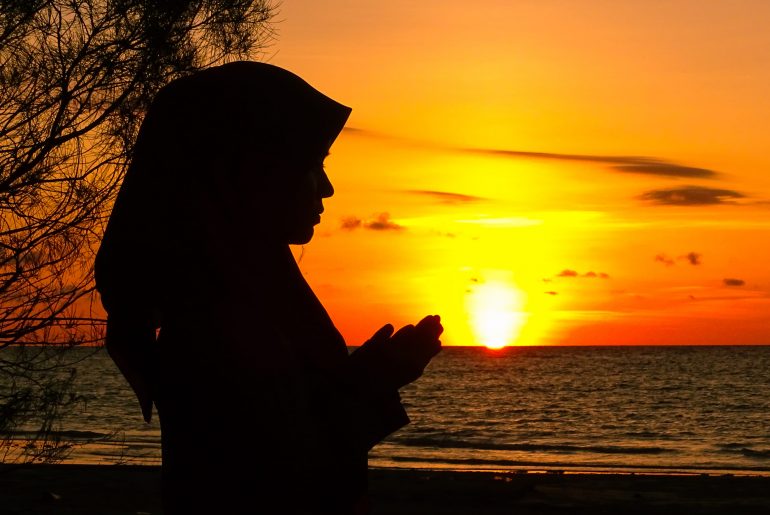 Terungkap! Ini Alasan Islam Menyuruh Wanita Berkerudung Kisah Hebatnya Istri Seorang Firaun yang Penuh Haru