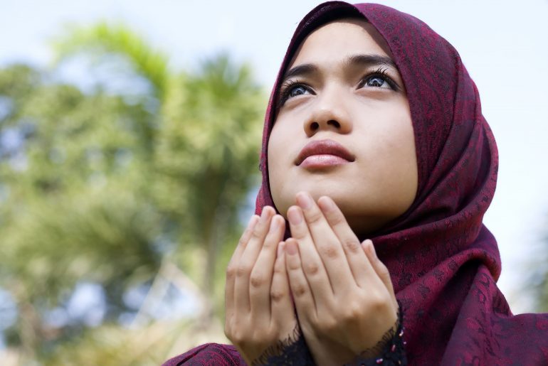 Ini 9 Tips Pakai Hijab Yang Bikin Pipit Tirus 