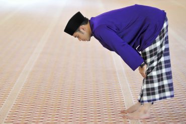 tata cara sholat gerhana (source shutterstock)