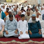 hukum laki-laki sholat di rumah